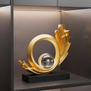 escultura abstrata resina dourada